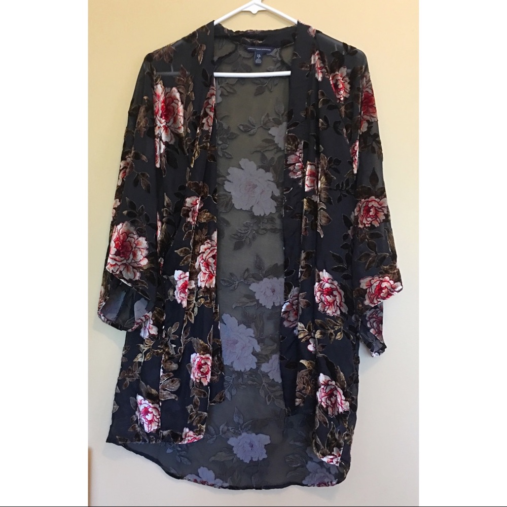 AMERICAN EAGLE Embroidered Floral Kimono
